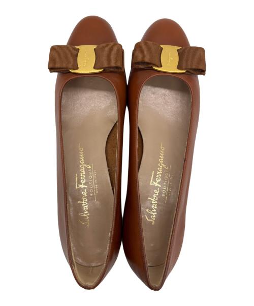 Salvatore Ferragamo（サルヴァトーレ フェラガモ）Salvatore Ferragamo (サルヴァトーレ フェラガモ) ヴァラリボンパンプス ブラウン サイズ:7Cの古着・服飾アイテム