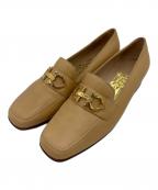 Salvatore Ferragamoサルヴァトーレ フェラガモ）の古着「ローファーパンプス」｜カーキ
