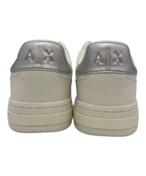 ARMANI EXCHANGE（アルマーニ エクスチェンジ）ARMANI EXCHANGE (アルマーニ エクスチェンジ) エンボスロゴ レースアップスニーカー ホワイト サイズ:UK6の古着・服飾アイテム