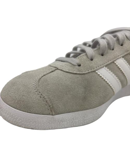adidas（アディダス）adidas (アディダス) GAZELLE ライトグレー×ホワイト サイズ:24.5の古着・服飾アイテム