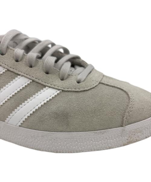 adidas（アディダス）adidas (アディダス) GAZELLE ライトグレー×ホワイト サイズ:24.5の古着・服飾アイテム
