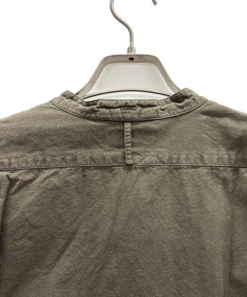 MARGARET HOWELL（マーガレットハウエル）MARGARET HOWELL (マーガレットハウエル) バンドカラーシャツ カーキ サイズ:Sの古着・服飾アイテム