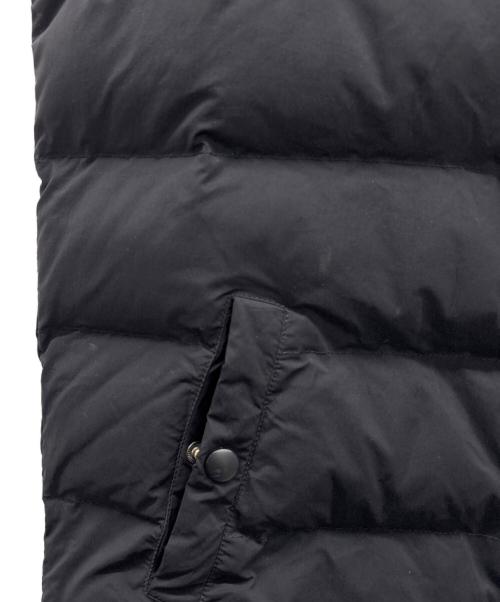 1PIU1UGUALE3 RELAX（ウノピゥウノウグァーレトレ リラックス）1PIU1UGUALE3 RELAX (ウノピゥウノウグァーレトレ リラックス) ハイネックバッグロゴ中綿ベスト ブラック サイズ:Lの古着・服飾アイテム