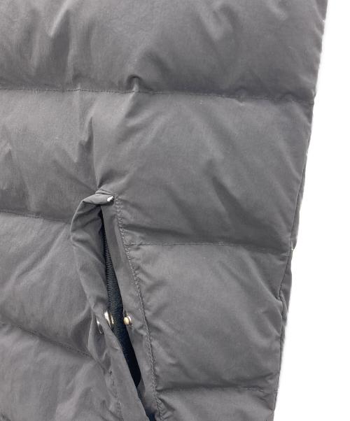 1PIU1UGUALE3 RELAX（ウノピゥウノウグァーレトレ リラックス）1PIU1UGUALE3 RELAX (ウノピゥウノウグァーレトレ リラックス) ハイネックバッグロゴ中綿ベスト ブラック サイズ:Lの古着・服飾アイテム