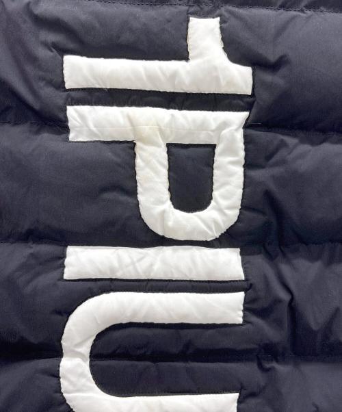 1PIU1UGUALE3 RELAX（ウノピゥウノウグァーレトレ リラックス）1PIU1UGUALE3 RELAX (ウノピゥウノウグァーレトレ リラックス) ハイネックバッグロゴ中綿ベスト ブラック サイズ:Lの古着・服飾アイテム