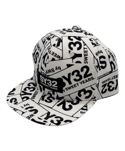 sy32 by sweet years（エスワイサーティトゥバイスィートイヤーズ）sy32 by sweet years (エスワイサーティトゥバイスィートイヤーズ) ボックスロゴスナップバックキャップ ホワイト×ブラック 未使用品の古着・服飾アイテム