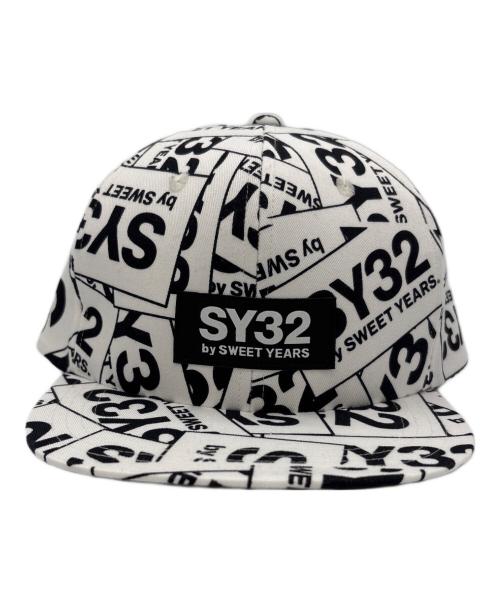 sy32 by sweet years（エスワイサーティトゥバイスィートイヤーズ）sy32 by sweet years (エスワイサーティトゥバイスィートイヤーズ) ボックスロゴスナップバックキャップ ホワイト×ブラック 未使用品の古着・服飾アイテム