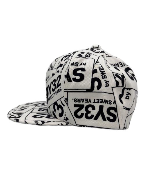 sy32 by sweet years（エスワイサーティトゥバイスィートイヤーズ）sy32 by sweet years (エスワイサーティトゥバイスィートイヤーズ) ボックスロゴスナップバックキャップ ホワイト×ブラック 未使用品の古着・服飾アイテム