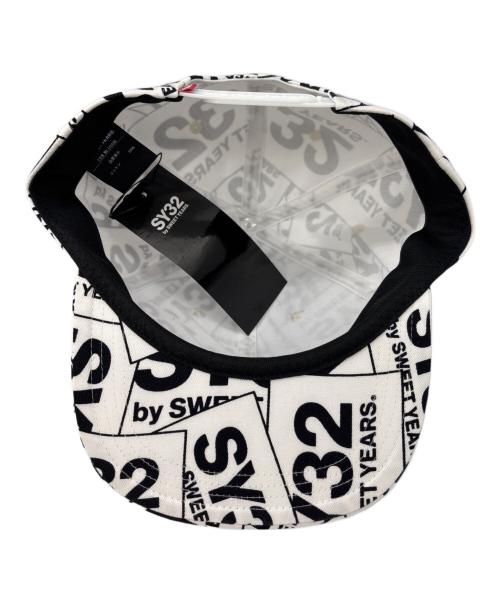 sy32 by sweet years（エスワイサーティトゥバイスィートイヤーズ）sy32 by sweet years (エスワイサーティトゥバイスィートイヤーズ) ボックスロゴスナップバックキャップ ホワイト×ブラック 未使用品の古着・服飾アイテム