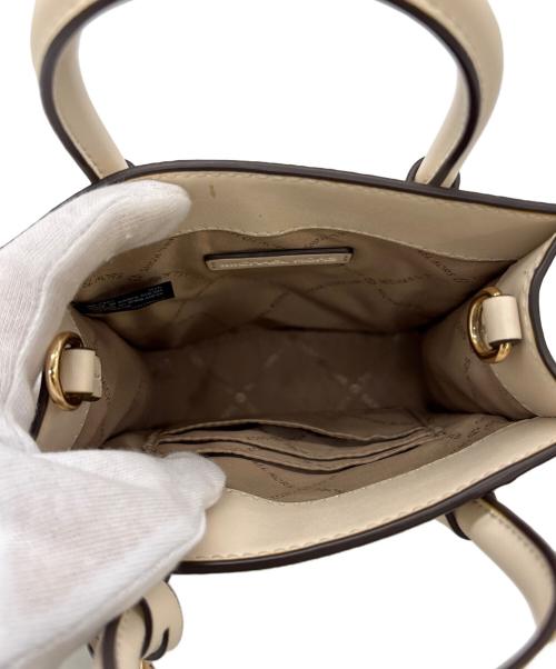 MICHAEL KORS（マイケル・コース）MICHAEL KORS (マイケル・コース) スクエアショルダーバッグ ホワイトの古着・服飾アイテム