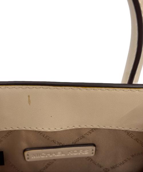 MICHAEL KORS（マイケル・コース）MICHAEL KORS (マイケル・コース) スクエアショルダーバッグ ホワイトの古着・服飾アイテム