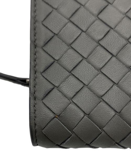 BOTTEGA VENETA（ボッテガベネタ）BOTTEGA VENETA (ボッテガベネタ) 2つ折り財布 グレーの古着・服飾アイテム