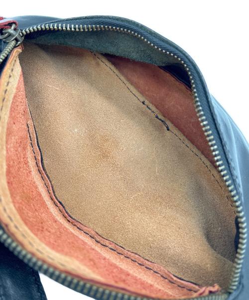 i medici（イ メディチ）I MEDICI (イ メディチ) レザーボディバッグ ブラック×レッドの古着・服飾アイテム