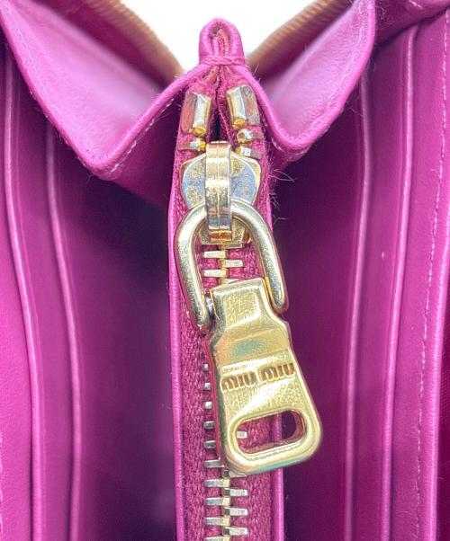 MIU MIU（ミュウミュウ）MIU MIU (ミュウミュウ) ラウンドファスナー財布 ピンクの古着・服飾アイテム