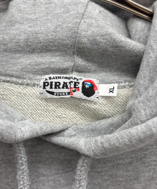 A BATHING APE PIRATE（アベイシングエイプ パイレーツ）A BATHING APE PIRATE (アベイシングエイプ パイレーツ) プリントパーカー グレー サイズ:XLの古着・服飾アイテム