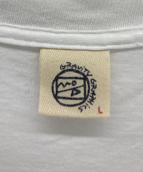 GRAVITY GRAPHICS（グラビティグラフィックス）GRAVITY GRAPHICS (グラビティグラフィックス) プリントTシャツ ホワイト サイズ:Lの古着・服飾アイテム