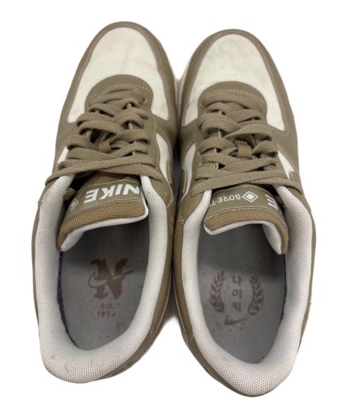 NIKE（ナイキ）NIKE (ナイキ) AIR FORCE1 ベージュ×ホワイト サイズ:27の古着・服飾アイテム
