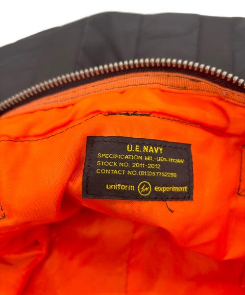 uniform experiment（ユニフォームエクスペリメント）uniform experiment (ユニフォームエクスペリメント) ALPHA INDUSTRIES. ショルダーバッグ ブラック×オレンジの古着・服飾アイテム