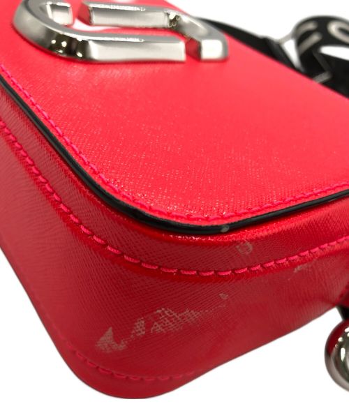 Marc by Marc Jacobs（マークバイマークジェイコブス）Marc by Marc Jacobs (マークバイマークジェイコブス) スナップショット ショッキングピンクの古着・服飾アイテム