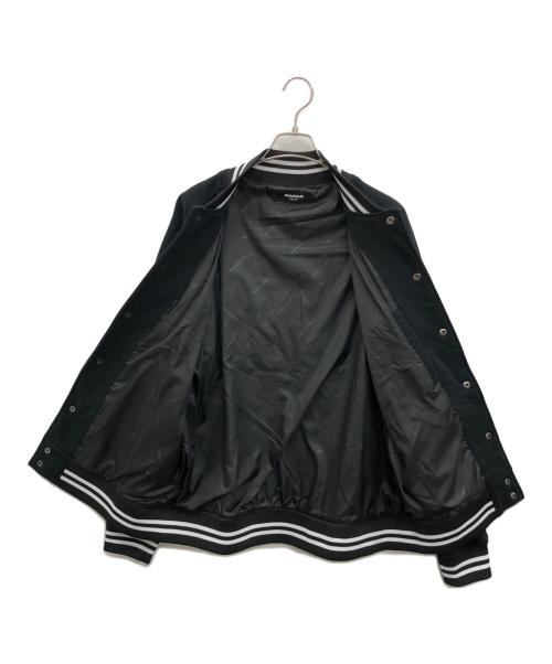 1PIU1UGUALE3 RELAX（ウノピゥウノウグァーレトレ リラックス）1piu1uguale3 relax (ウノピゥウノウグァーレトレ リラックス) バックロゴスウェットスタジアムジャンパー ブラック サイズ:Mの古着・服飾アイテム