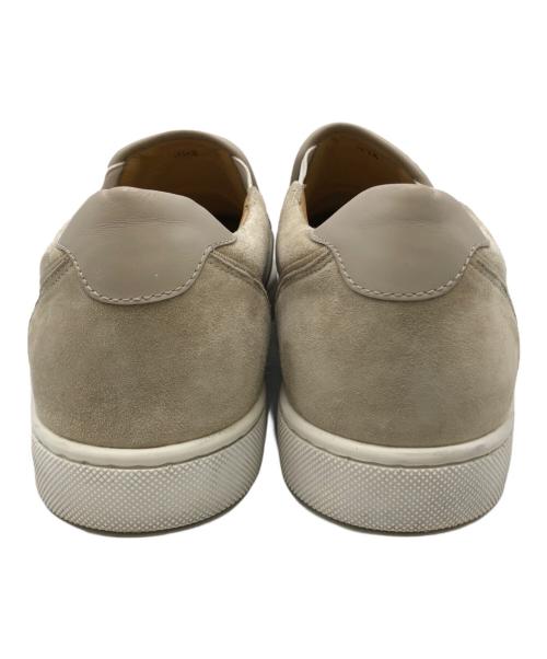 Christian Louboutin（クリスチャン・ルブタン）Christian Louboutin (クリスチャン・ルブタン) スタッズスリッポン ベージュ サイズ:39 1/2（ 24.5〜25.0cm）の古着・服飾アイテム