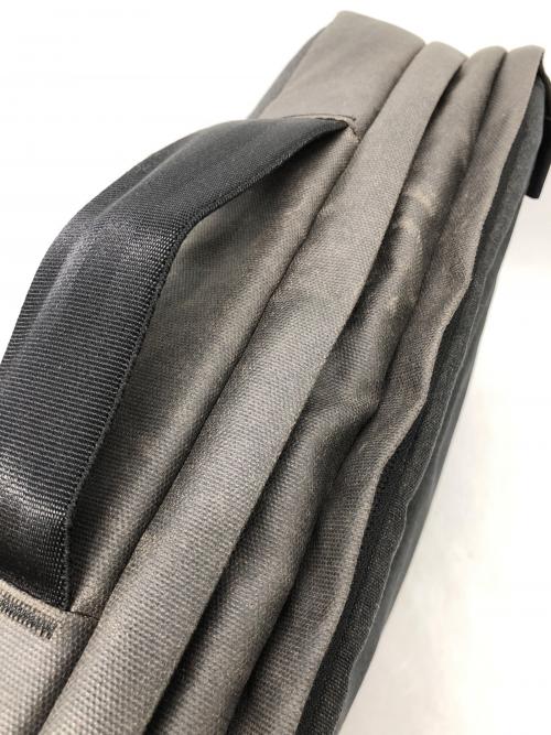 Incase（インケース）Incase (インケース) ショルダーバッグ グレーの古着・服飾アイテム