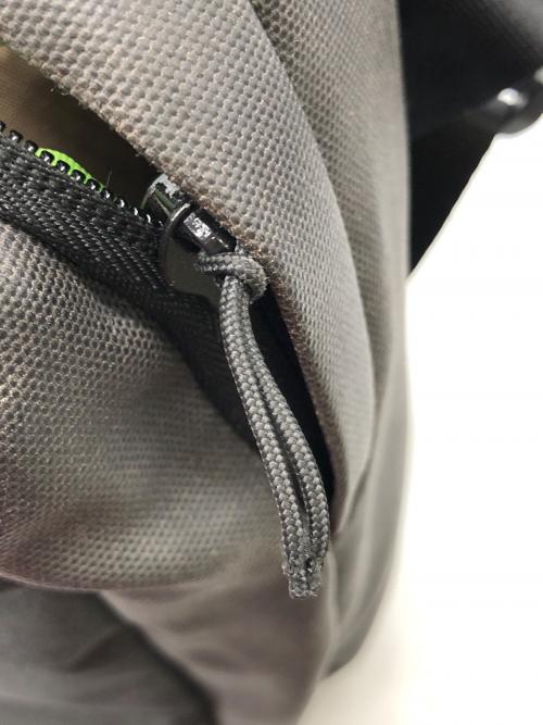 Incase（インケース）Incase (インケース) ショルダーバッグ グレーの古着・服飾アイテム