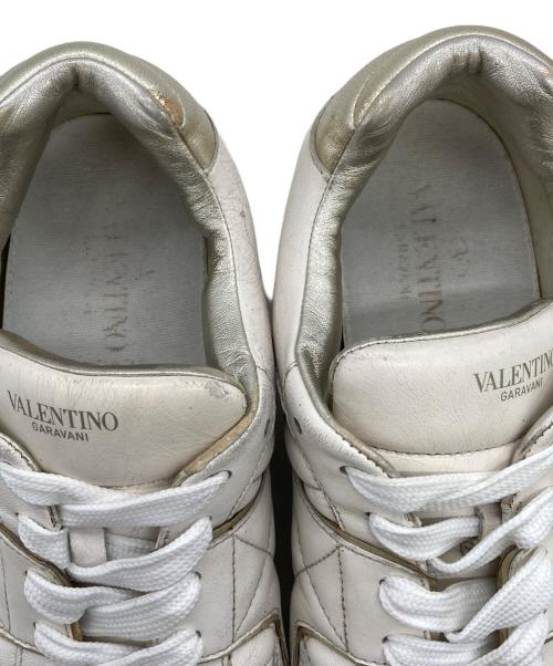 VALENTINO（ヴァレンティノ）VALENTINO (ヴァレンティノ) スニーカー ホワイト×ゴールド サイズ:40の古着・服飾アイテム
