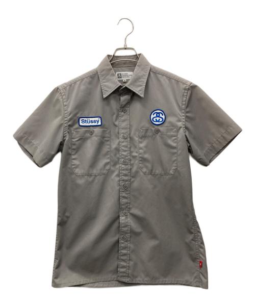 stussy（ステューシー）stussy (ステューシー) ワッペン付き半袖シャツ グレー サイズ:Mの古着・服飾アイテム