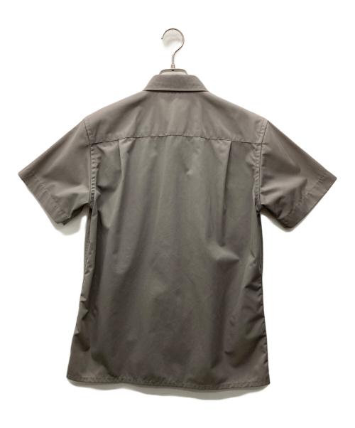stussy（ステューシー）stussy (ステューシー) ワッペン付き半袖シャツ グレー サイズ:Mの古着・服飾アイテム