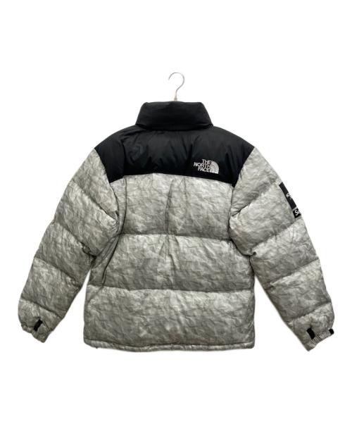 THE NORTH FACE（ザ ノース フェイス）THE NORTH FACE (ザ ノース フェイス) Supreme (シュプリーム) Paper Print Nuptse Jacket ライトグレー サイズ:Ｍの古着・服飾アイテム