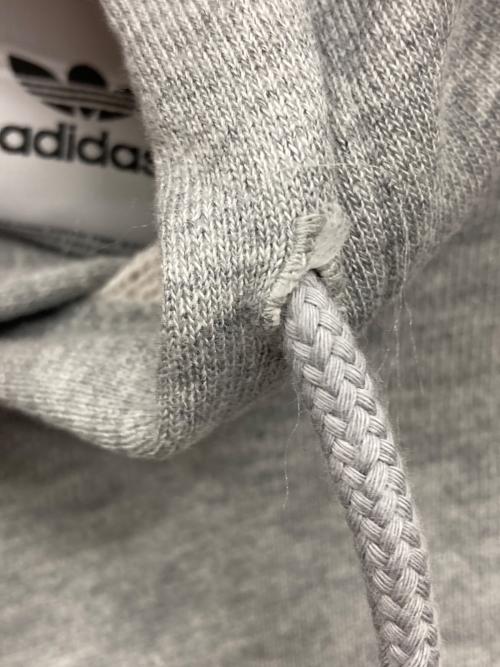 adidas（アディダス）adidas (アディダス) アディカラー トリコロール トレフォイル パーカー グレー サイズ:XOの古着・服飾アイテム