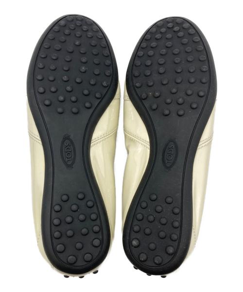 TOD'S（トッズ）TOD'S (トッズ) エナメルシューズ クリーム サイズ:35の古着・服飾アイテム