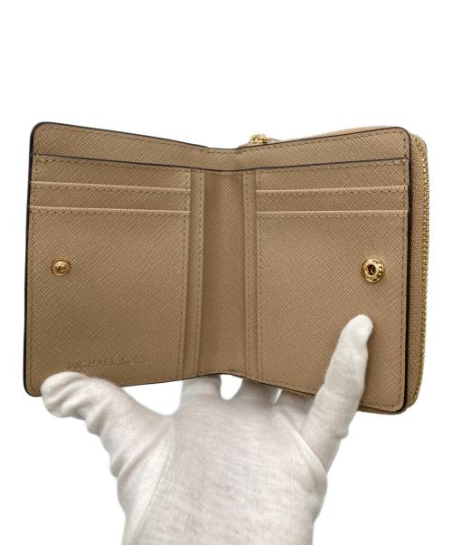MICHAEL KORS（マイケルコース）MICHAEL KORS (マイケルコース) 2つ折り財布 ベージュの古着・服飾アイテム