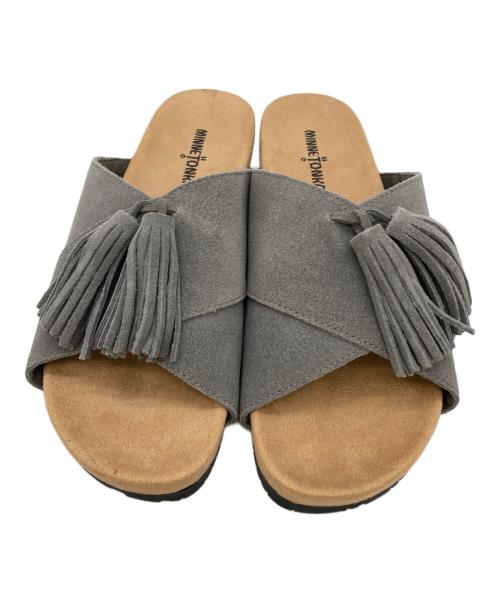 MINNETONKA（ミネトンカ）MINNETONKA (ミネトンカ) クロスベルトサンダル グレー サイズ:9M 未使用品の古着・服飾アイテム