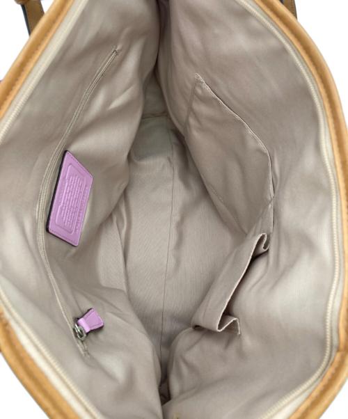 COACH（コーチ）COACH (コーチ) ペイトン シグネチャー ライトカーキ マルチカラーの古着・服飾アイテム