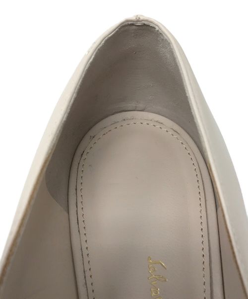 Salvatore Ferragamo（サルヴァトーレ フェラガモ）Salvatore Ferragamo (サルヴァトーレ フェラガモ) パンプス アイボリー サイズ:6 1/2の古着・服飾アイテム