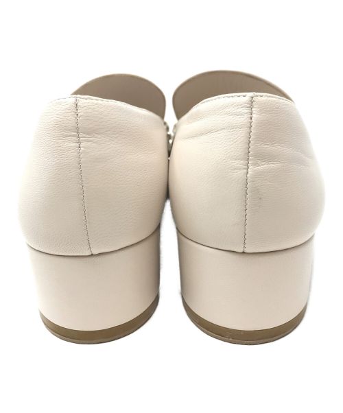 Salvatore Ferragamo（サルヴァトーレ フェラガモ）Salvatore Ferragamo (サルヴァトーレ フェラガモ) パンプス アイボリー サイズ:6 1/2の古着・服飾アイテム