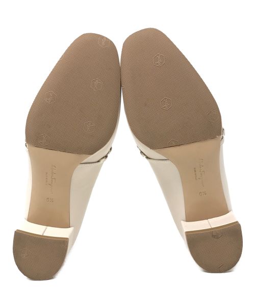 Salvatore Ferragamo（サルヴァトーレ フェラガモ）Salvatore Ferragamo (サルヴァトーレ フェラガモ) パンプス アイボリー サイズ:6 1/2の古着・服飾アイテム