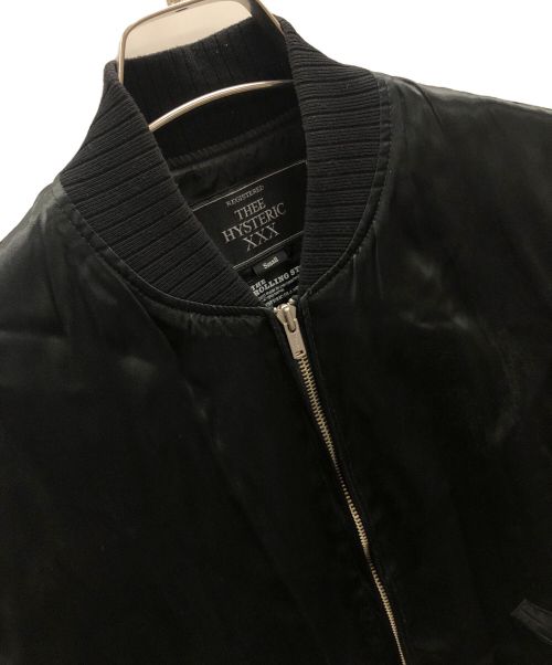 Thee Hysteric XXX（ジィ ヒステリックトリプルエックス）Thee Hysteric XXX (ジィ ヒステリックトリプルエックス) スタジャン/スカジャン LIPS＆TONGUE（リップスアンドタン）アップリケ スーベニアジャケット ブラック サイズ:Sの古着・服飾アイテム