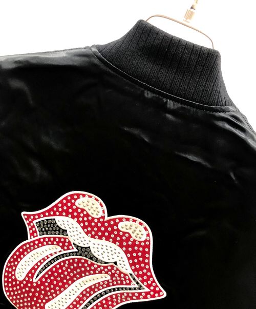 Thee Hysteric XXX（ジィ ヒステリックトリプルエックス）Thee Hysteric XXX (ジィ ヒステリックトリプルエックス) スタジャン/スカジャン LIPS＆TONGUE（リップスアンドタン）アップリケ スーベニアジャケット ブラック サイズ:Sの古着・服飾アイテム