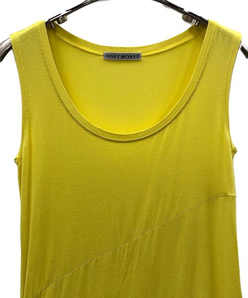 ISSEY MIYAKE（イッセイミヤケ）ISSEY MIYAKE (イッセイミヤケ) 変形ノースリーブカットソー イエロー サイズ:2の古着・服飾アイテム