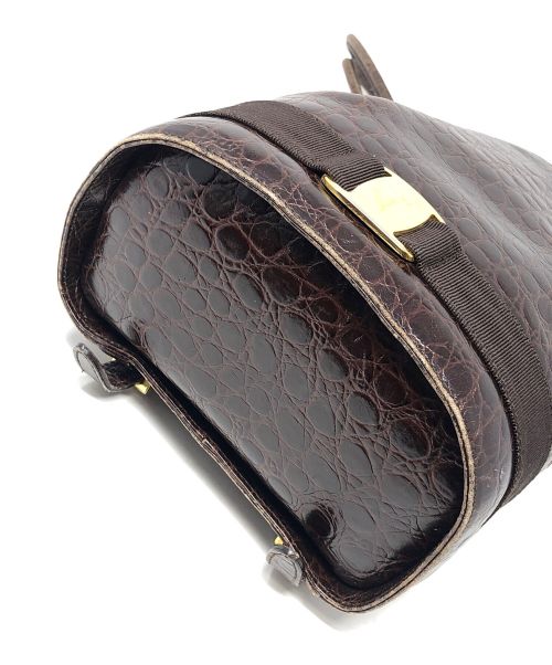 Salvatore Ferragamo（サルヴァトーレ フェラガモ）Salvatore Ferragamo (サルヴァトーレ フェラガモ) ヴァラリボン型押し巾着リュック サイズ:実寸サイズにてご確認ください。の古着・服飾アイテム