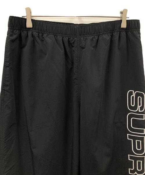 SUPREME（シュプリーム）SUPREME (シュプリーム) ナイロンパンツ Spellout Embroidered Track Pant（スペルアウト エンブロイダリー トラック パンツ） ブラック サイズ:XLargeの古着・服飾アイテム