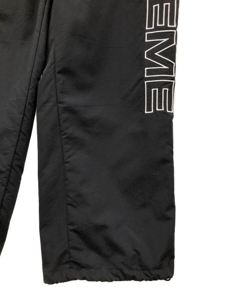 SUPREME（シュプリーム）SUPREME (シュプリーム) ナイロンパンツ Spellout Embroidered Track Pant（スペルアウト エンブロイダリー トラック パンツ） ブラック サイズ:XLargeの古着・服飾アイテム