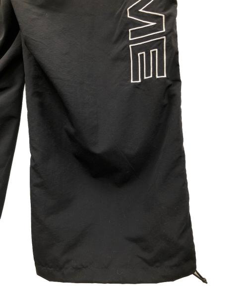 SUPREME（シュプリーム）SUPREME (シュプリーム) ナイロンパンツ Spellout Embroidered Track Pant（スペルアウト エンブロイダリー トラック パンツ） ブラック サイズ:XLargeの古着・服飾アイテム