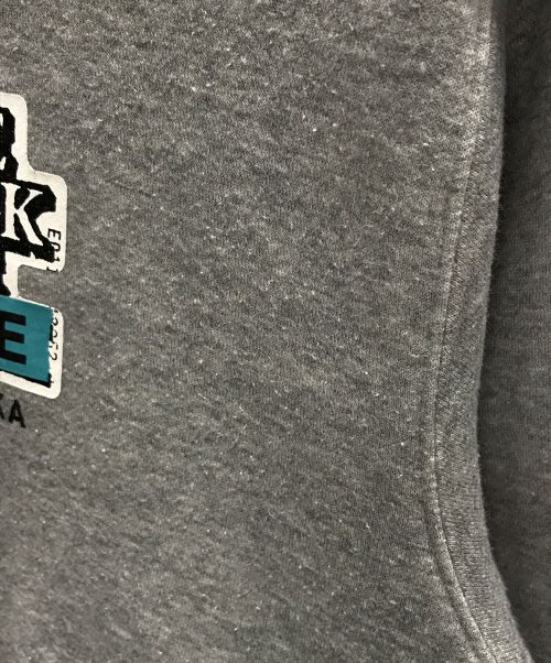 THE BLACK EYE PATCH（ブラックアイパッチ）THE BLACK EYE PATCH WILYWNKA (ウィリーウォンカ) パーカー WILYWNKA PAUSE TOUR 2019 HOODIE（ウィリーウォンカ ポーズ ツアー 2019 フーディ） グレー サイズ:XLの古着・服飾アイテム