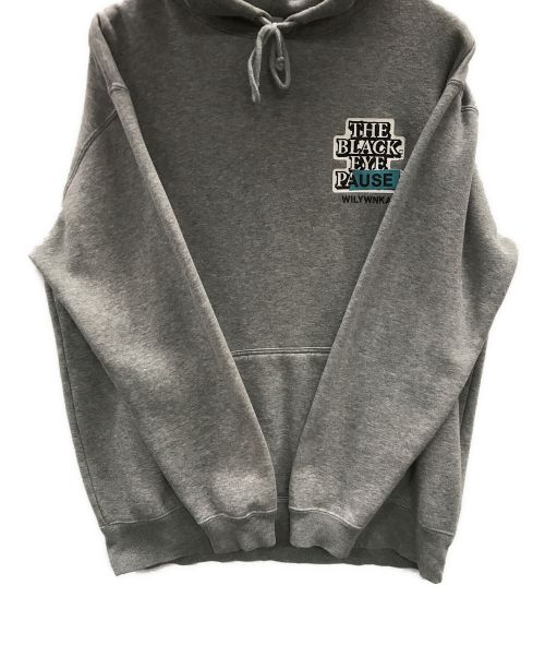 THE BLACK EYE PATCH（ブラックアイパッチ）THE BLACK EYE PATCH WILYWNKA (ウィリーウォンカ) パーカー WILYWNKA PAUSE TOUR 2019 HOODIE（ウィリーウォンカ ポーズ ツアー 2019 フーディ） グレー サイズ:XLの古着・服飾アイテム
