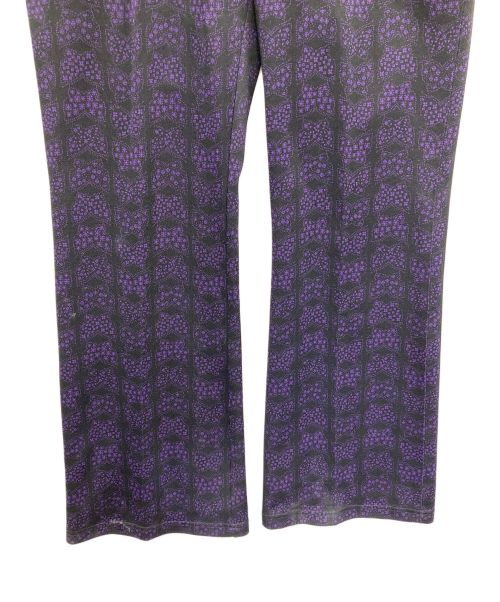 Needles（ニードルズ）Needles (ニードルズ) フレアパンツ　ブーツカットパンツ　総柄 ブラック×パープル サイズ:Mの古着・服飾アイテム