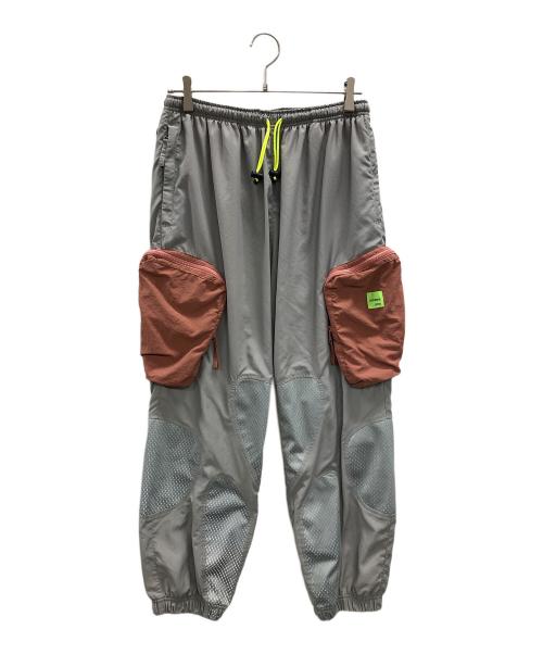 MAGIC STICK（マジックスティック）MAGIC STICK (マジックスティック) ナイロンパンツ VIRUS TRACK PANTS（ウイルス トラック パンツ） グレー サイズ:MEDIUMの古着・服飾アイテム